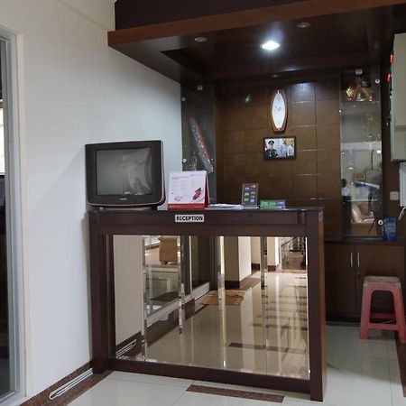 Reddoorz Plus Near Ambassador Mall Jakarta Exterior photo
