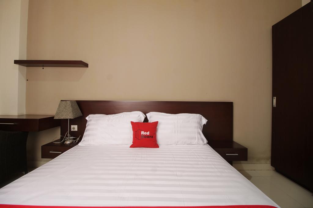 Reddoorz Plus Near Ambassador Mall Jakarta Exterior photo